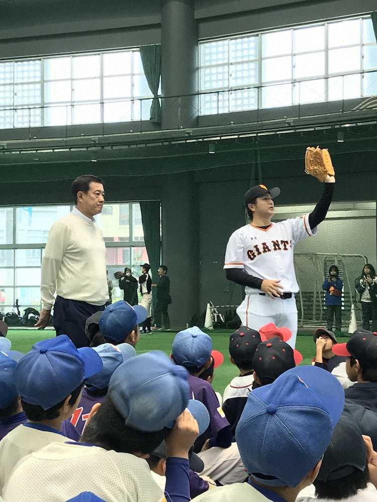 【画像・写真】野球教室で指導する（左から）巨人・原監督、高橋前監督