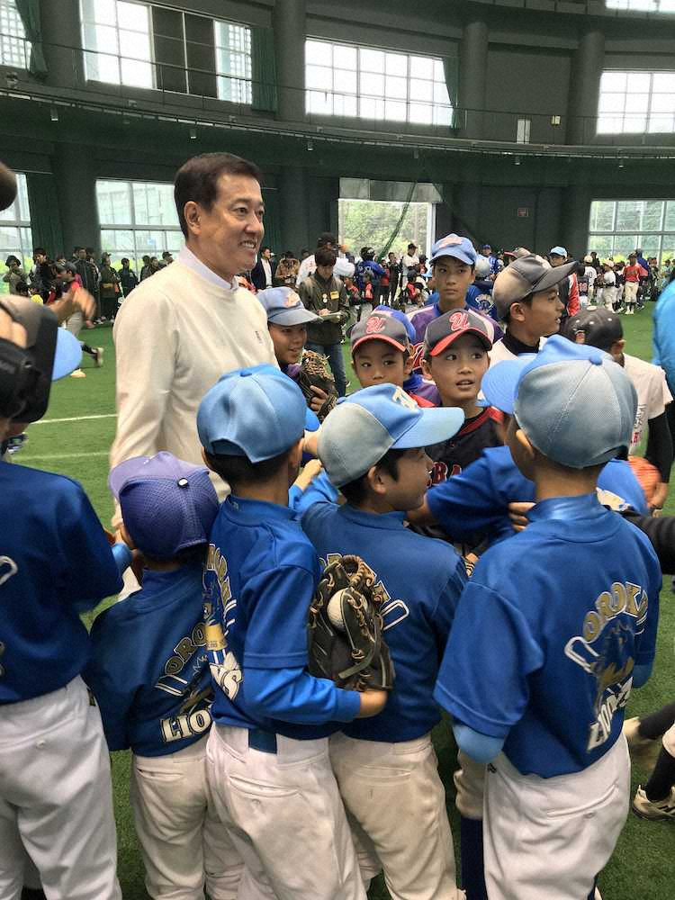 【画像・写真】野球少年に囲まれて笑顔を見せる巨人・原監督