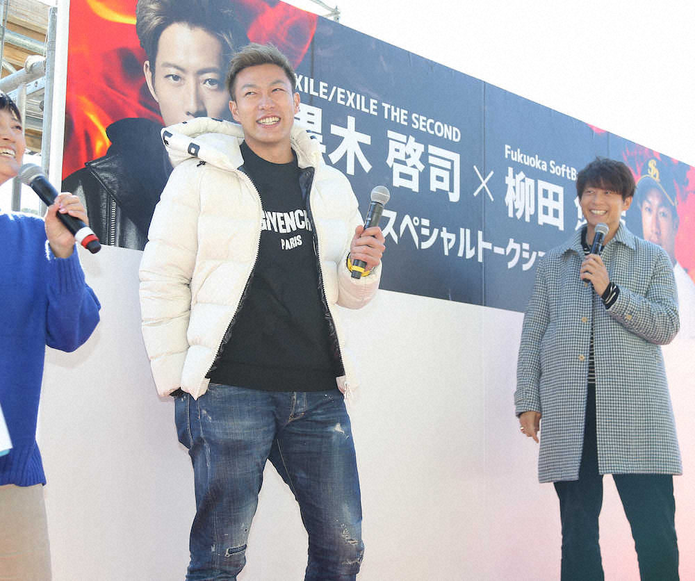 【画像・写真】EXILE・黒木（右）とトークショーを行い笑顔を見せる柳田（撮影・岡田　丈靖）