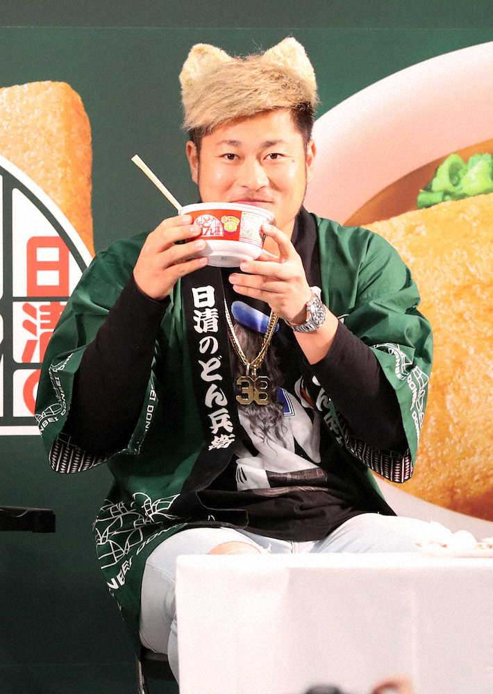 【画像・写真】どん兵衛を試食しパッケージを見せる森（撮影・中村達也）