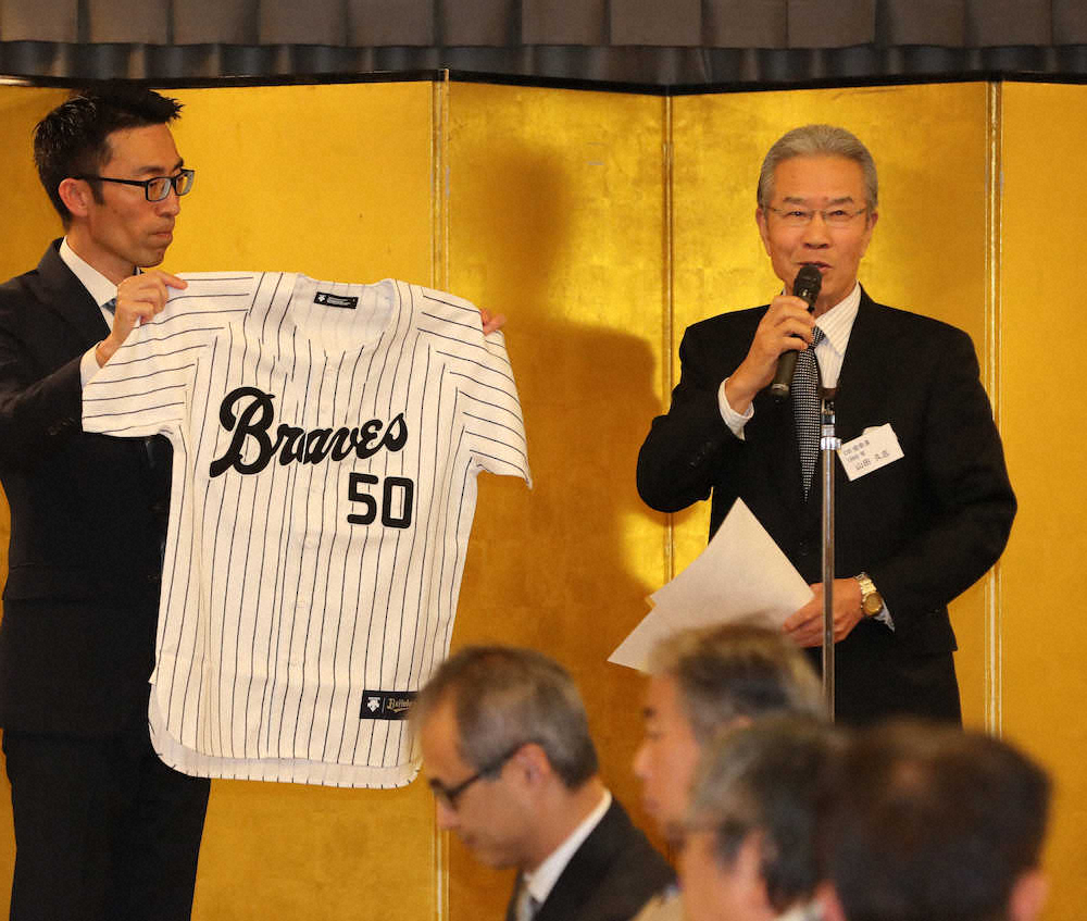 【画像・写真】来年の4月25日、西本幸雄氏の生誕100年を記念のユニホームを披露する山田久志OB会長（撮影・井垣　忠夫）