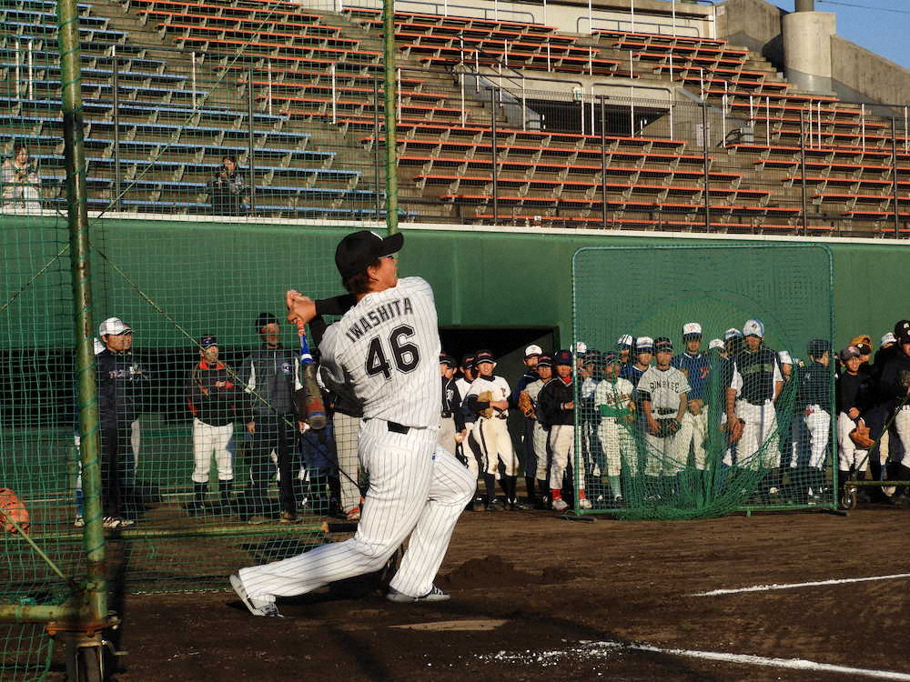 【画像・写真】ロッテ・岩下　野球教室で豪快ランニング本塁打