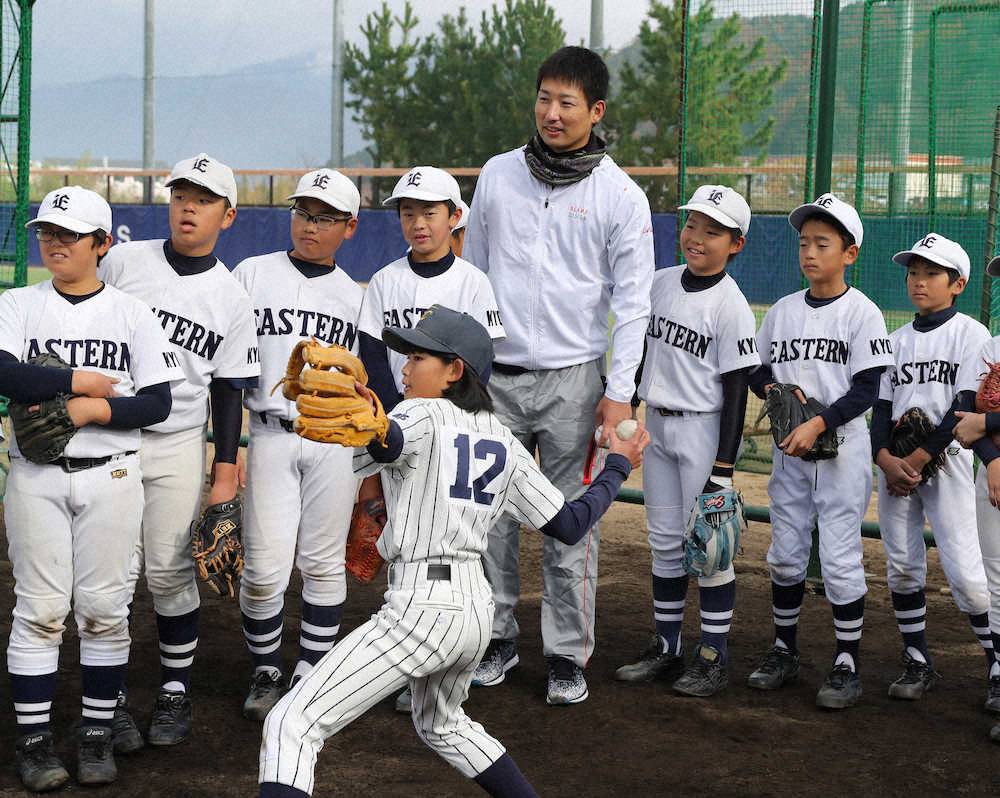 野球教室で球児たちを指導する岩崎（撮影・大森　寛明）