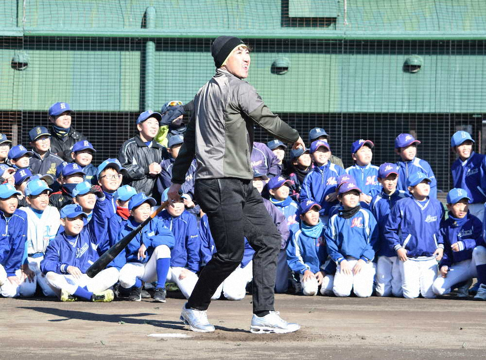 【画像・写真】福島県いわき市のいわきグリーンスタジアムで野球教室を行い、ロングティーを行う内川