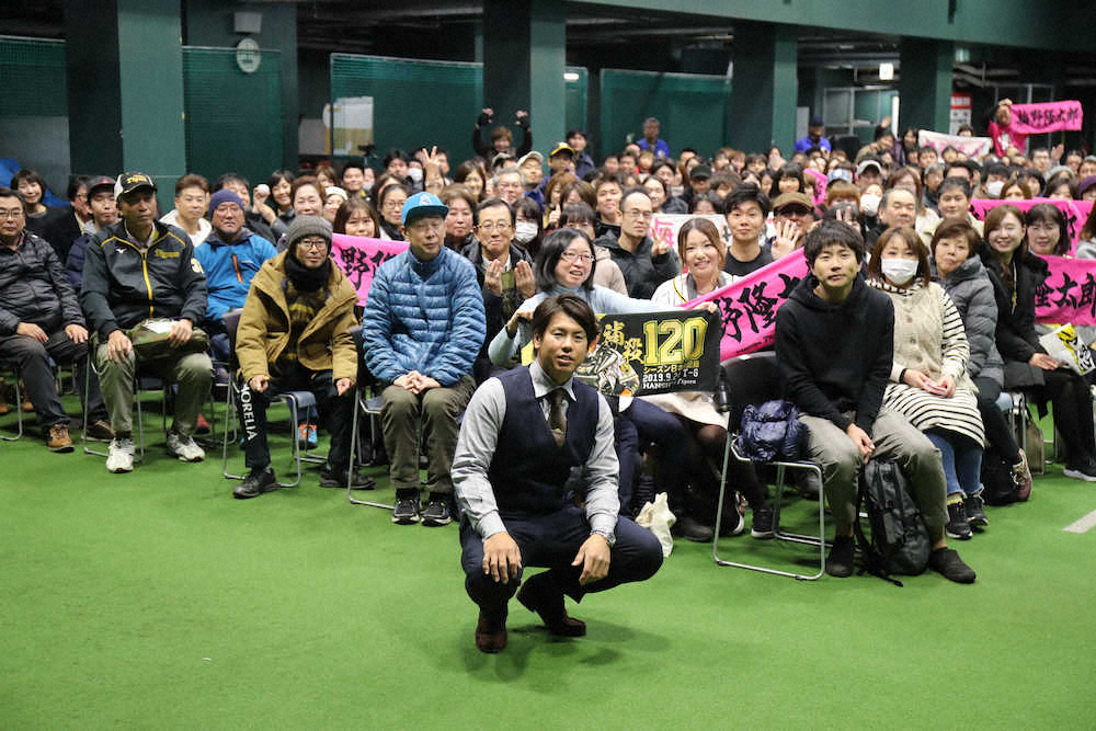 【画像・写真】　甲子園歴史館トークショーを行い、参加者と記念撮影する梅野（撮影・成瀬　徹）