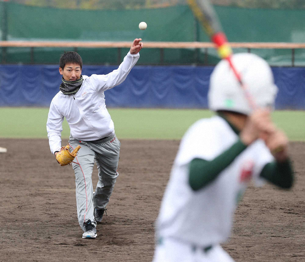 【画像・写真】野球教室で球児と対戦する岩崎（撮影・大森　寛明）