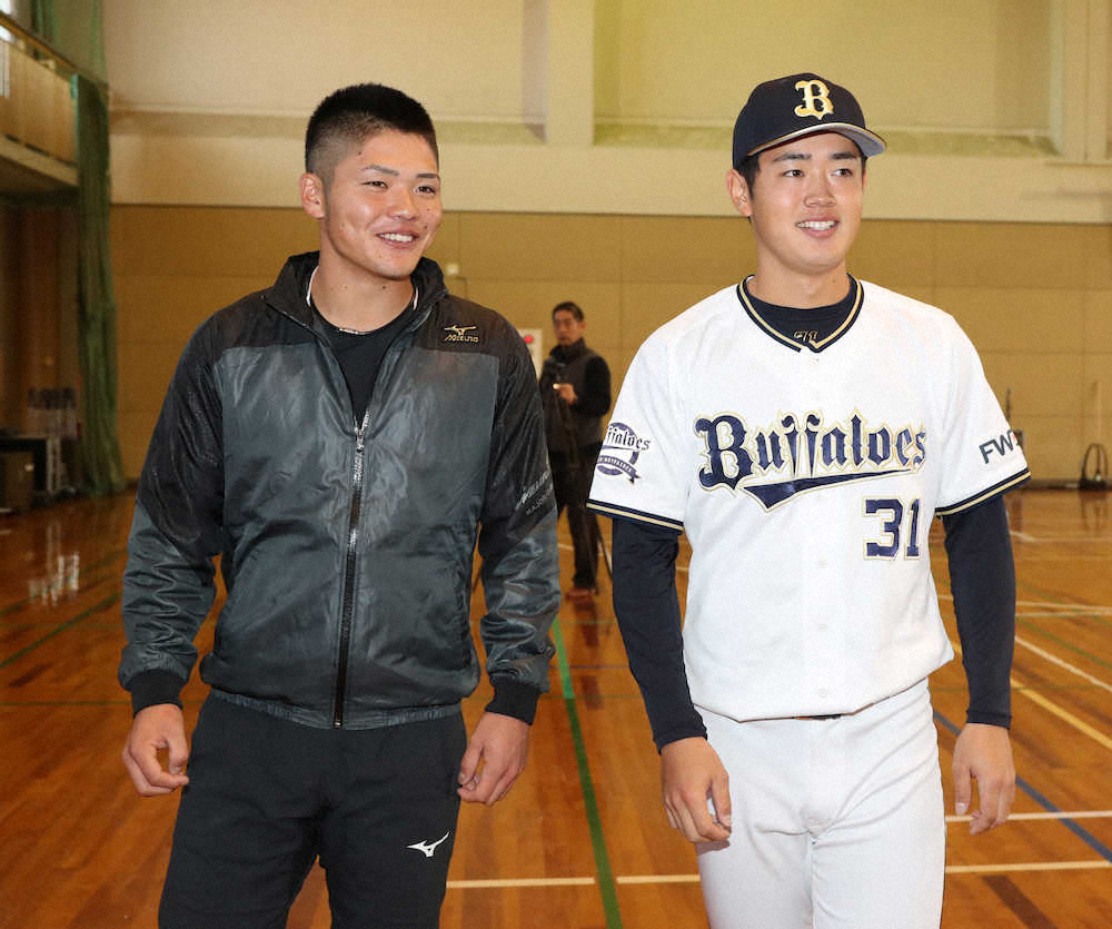 【画像・写真】プロ野球奈良県人会でオリックス・太田（右）と談笑する阪神・小野寺（撮影・奥　調）