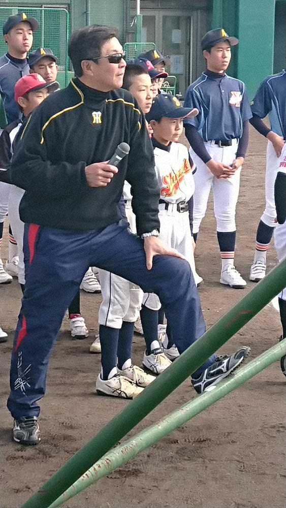 野球教室で淡路島の子どもたちとふれあう阪神・平田2軍監督
