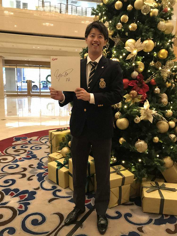 【画像・写真】サイン色紙を手にクリスマスツリー前での記念撮影に応じる宇草