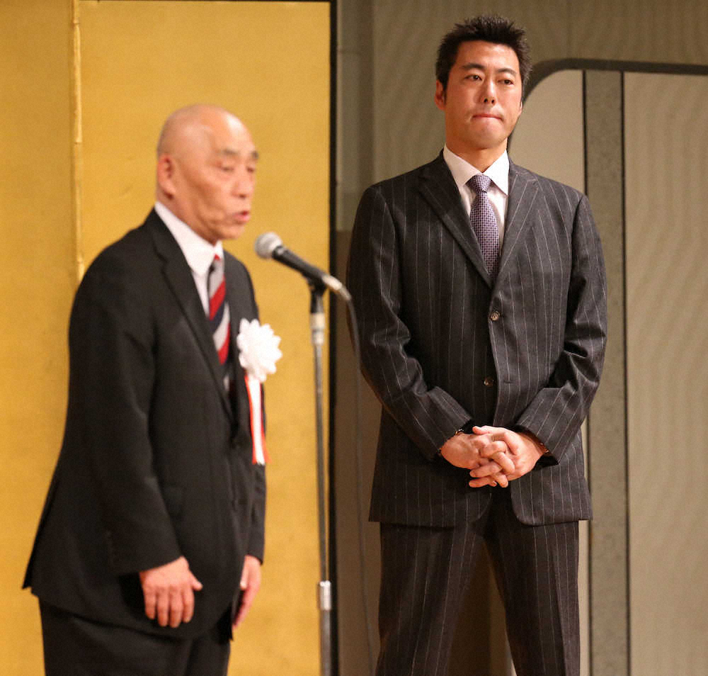 【画像・写真】大体大野球部・藤瀬史朗OB会長（元近鉄・左）のあいさつを神妙な表情で聞く上原浩治氏（撮影・成瀬　徹）　　　　　　