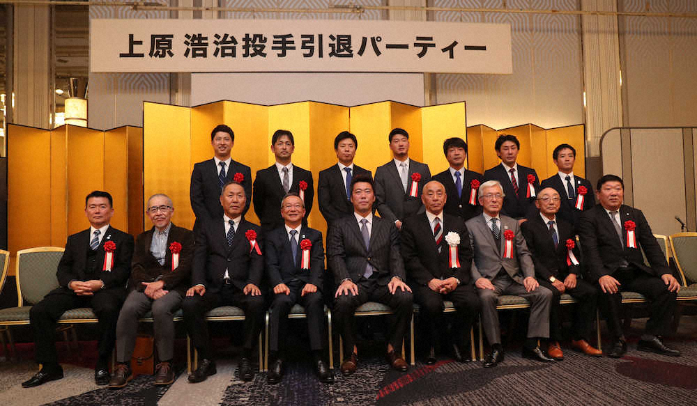 【画像・写真】元巨人・上原浩治氏引退パーティーで　関係者と記念写真を撮る元巨人・上原浩治氏（前列中央）（撮影・成瀬　徹）
