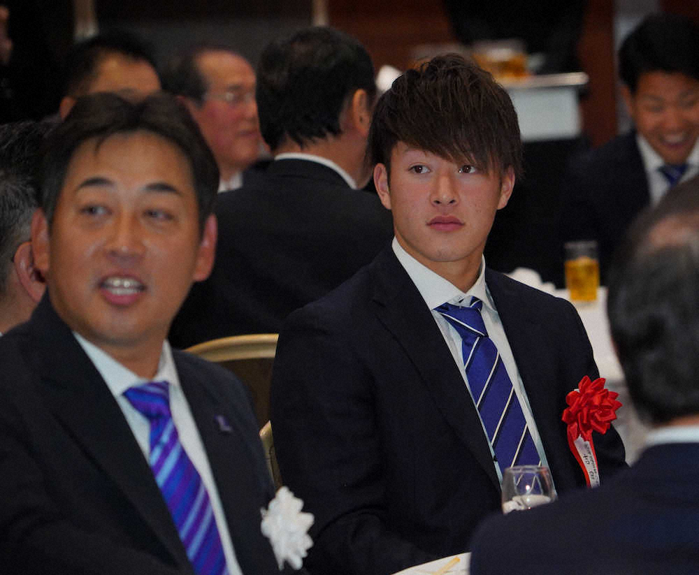 【画像・写真】OB会懇親会に参加した吉田輝。左は西崎OB会会長（撮影・島崎忠彦）