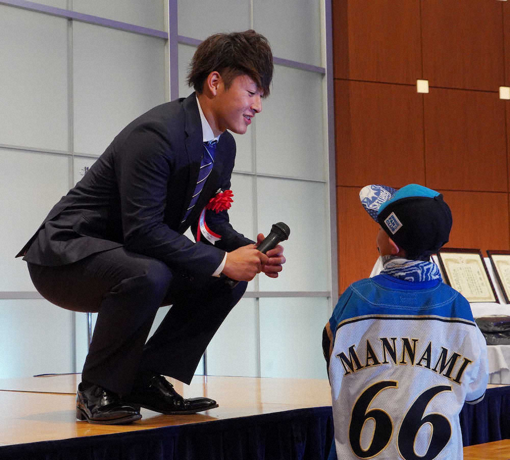 【画像・写真】抽選会で少年ファンにサイン入りグッズを手渡す吉田輝（撮影・島崎忠彦）