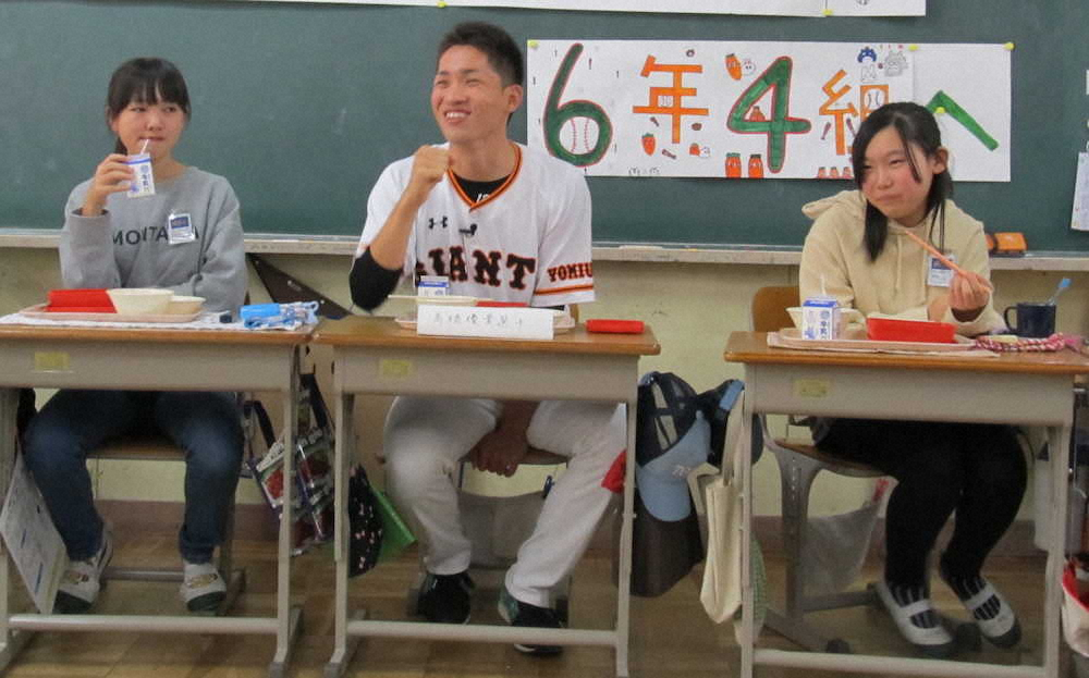 茨城県ひたちなか市立田彦小学校を訪問し、児童と一緒に給食を食べる巨人・高橋