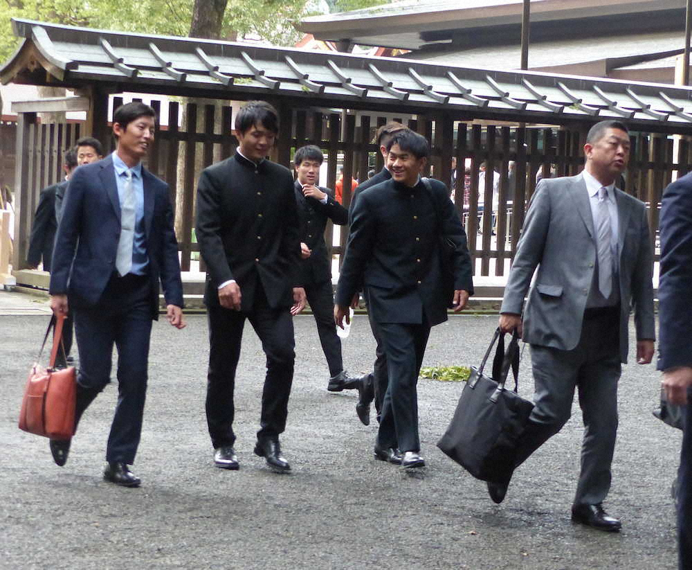 【画像・写真】慶大　台湾遠征へ出発　大久保前監督「優勝のご褒美」