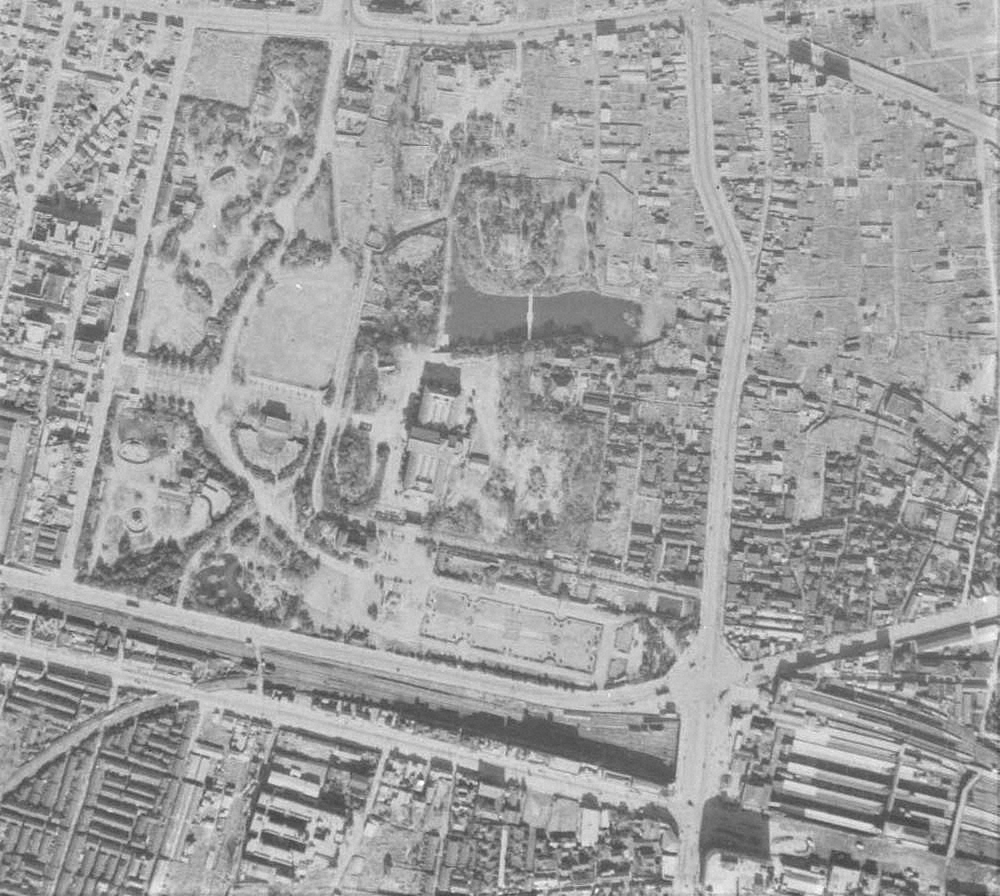 戦後、天王寺公園の航空写真。1948年12月30日撮影＝国土地理院＝。園内に野球グラウンドが見える。