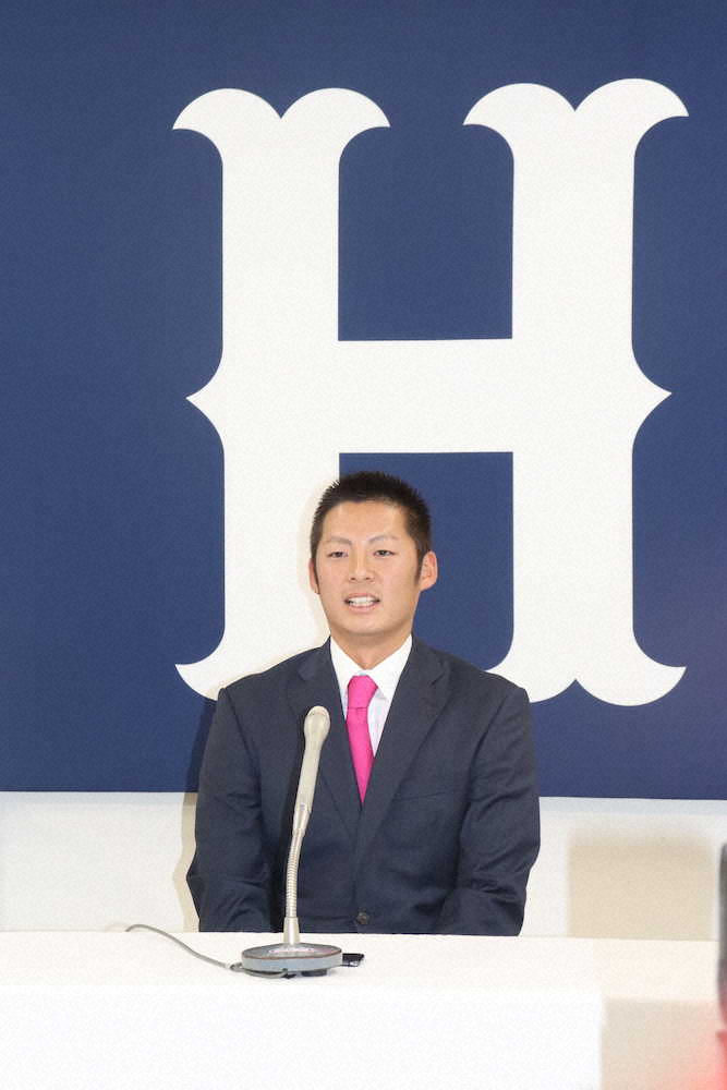 【画像・写真】広島　一岡、400万円減でサイン　減額幅抑え「納得しました。いい日になった」