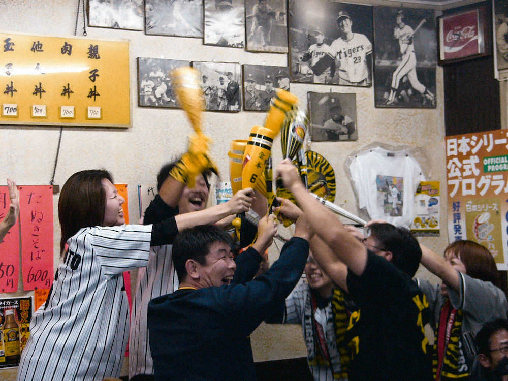 日本シリーズ第3戦、入場できなかった阪神ファンが球場前の食堂「甲子園シミズ」で勝利を喜び合う。2003年10月22日撮影。