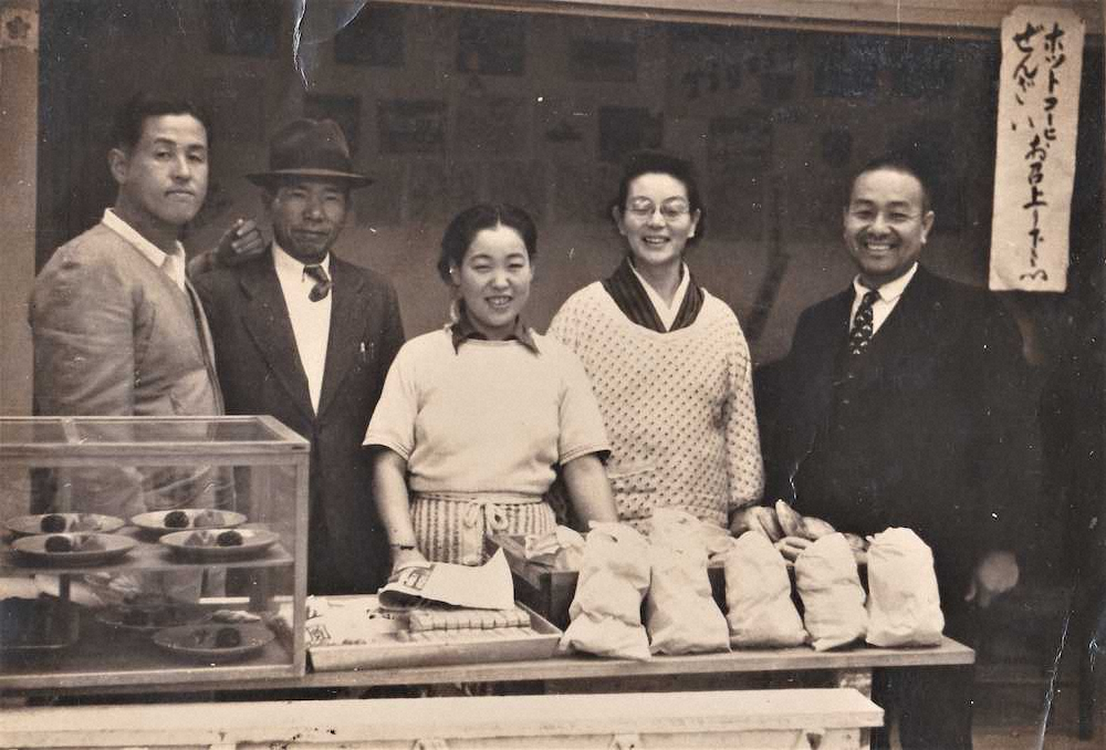 甲子園球場前で食堂・土産物店「甲子園シミズ」を開店した1948年ごろ。右から清水尚さん、母・浪子さん、女性店員。左の2人は連盟関係者という＝清水栄子さん提供＝