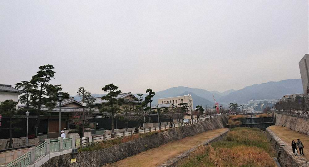 芦屋川沿い、左側が当時、伊藤青年宅があった芦屋市前田町