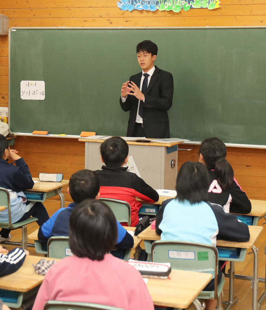 【画像・写真】阪神“小幡先生”小学校で夢語る　子どもたちに「テレビで活躍している姿を」