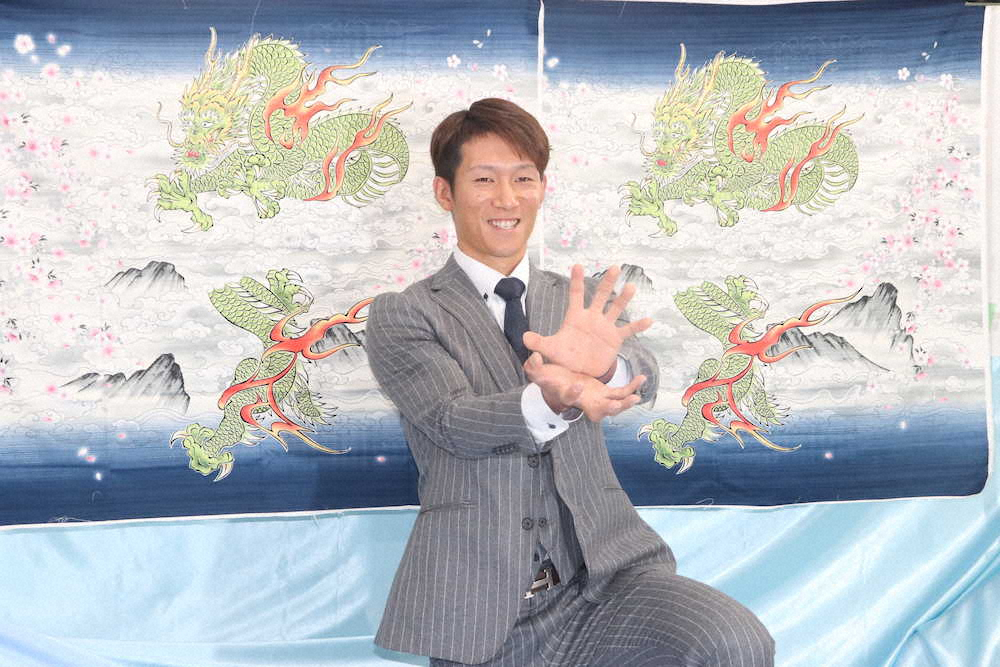 【画像・写真】龍馬の名前にちなみ龍が描かれた絵を背景にポーズを決める西川