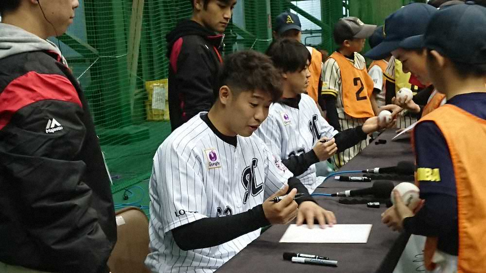【画像・写真】ロッテ・種市　少年野球教室に参加、来季は背番号と同じ16勝誓う