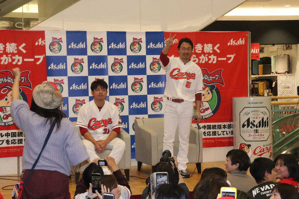 【画像・写真】自身のサイングッズをかけたじゃんけん大会を行う長野
