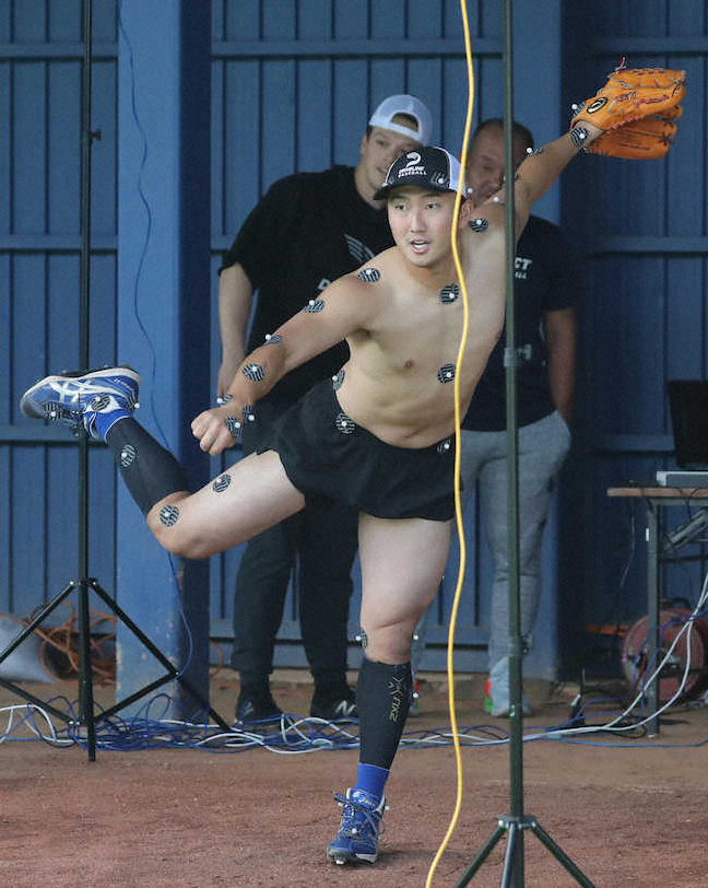 【画像・写真】体にマーカーを付け、投球動作を測定する中日・藤嶋（撮影・椎名　航）
