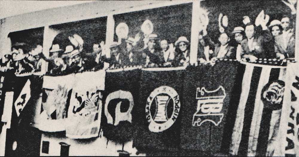 1940年7月26日、神戸港から吉林丸に乗り、満州に向けて出発する選手たち＝『タイガース30年史』＝