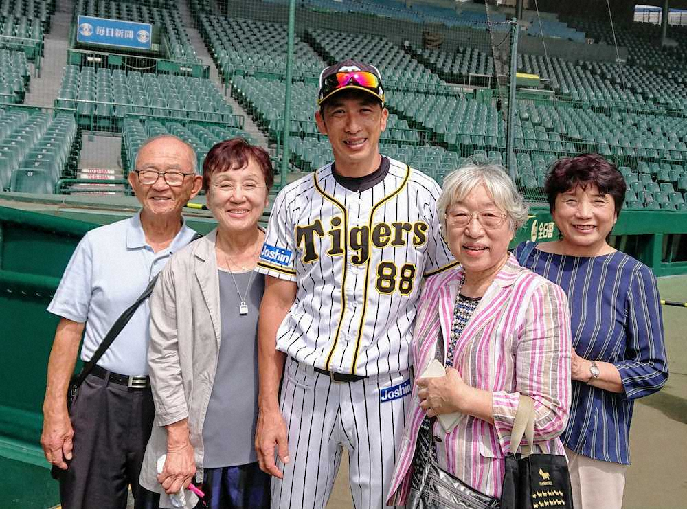 【画像・写真】阪神・矢野監督と記念写真におさまる西村幸生投手の長女ジョイス津野田幸子さん（左から2人目）と岡本利之捕手の長女、衣笠協子さん（右から2人目）ら関係者（2019年9月20日、甲子園球場）
