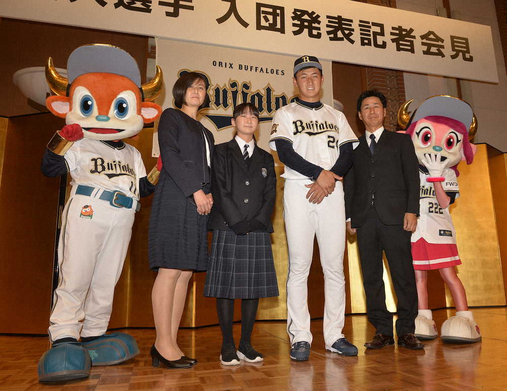 【画像・写真】紅林は家族とも記念撮影