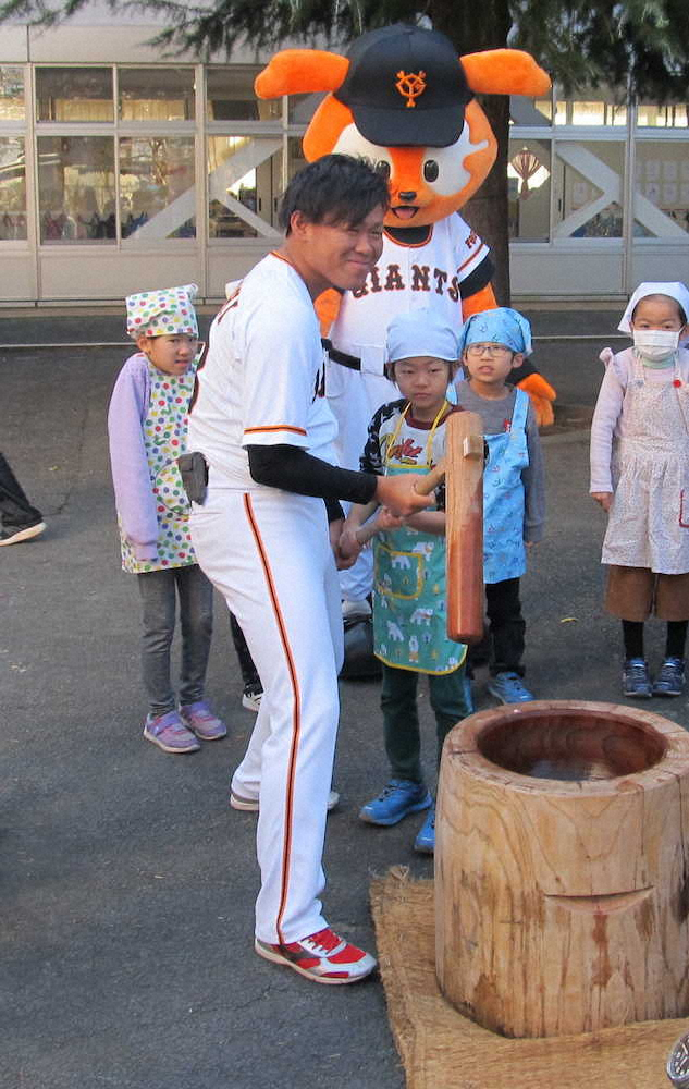 【画像・写真】巨人・田口“吉兆の餅つき”参加　防御率向上へ粘り出し「餅のように中身を濃く」