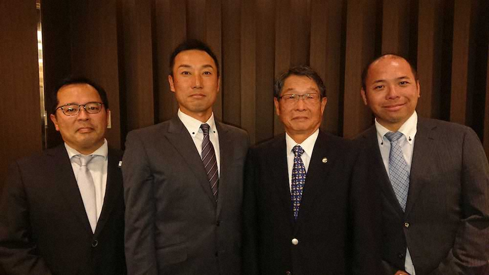 日本製鉄かずさマジックの新監督に就任した渡辺氏（左から2人目）を取り囲むシドニー五輪戦士の面々。（左から）NTT東日本・飯塚監督、太田垣日本野球連盟副会長、東芝・平馬監督