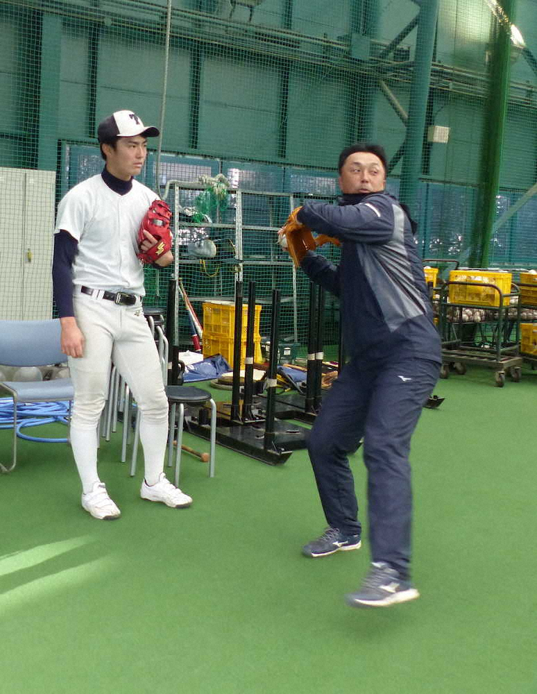 自らお手本を示しながら東洋大の来季遊撃手候補・小川（左）を指導する宮本慎也氏