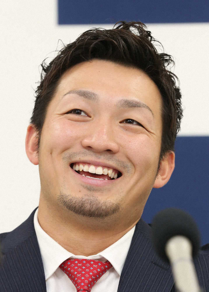 【画像・写真】大幅アップで契約を更改し、笑顔で会見する鈴木誠也（撮影・成瀬　徹）　　　　　　