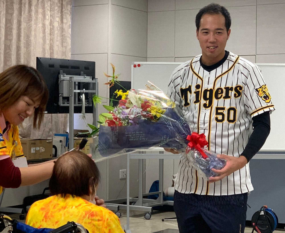 【画像・写真】「相模湖みどりの丘」を訪問し、ファンと触れ合った青柳（撮影・巻木　周平）