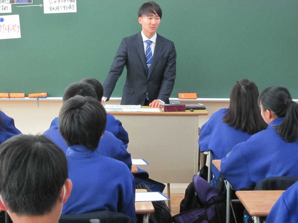 教壇に立って熱心に授業する日本ハム・宮台　　　　　　　　　　　　　　　　　　　　　　　　　　　　　　　