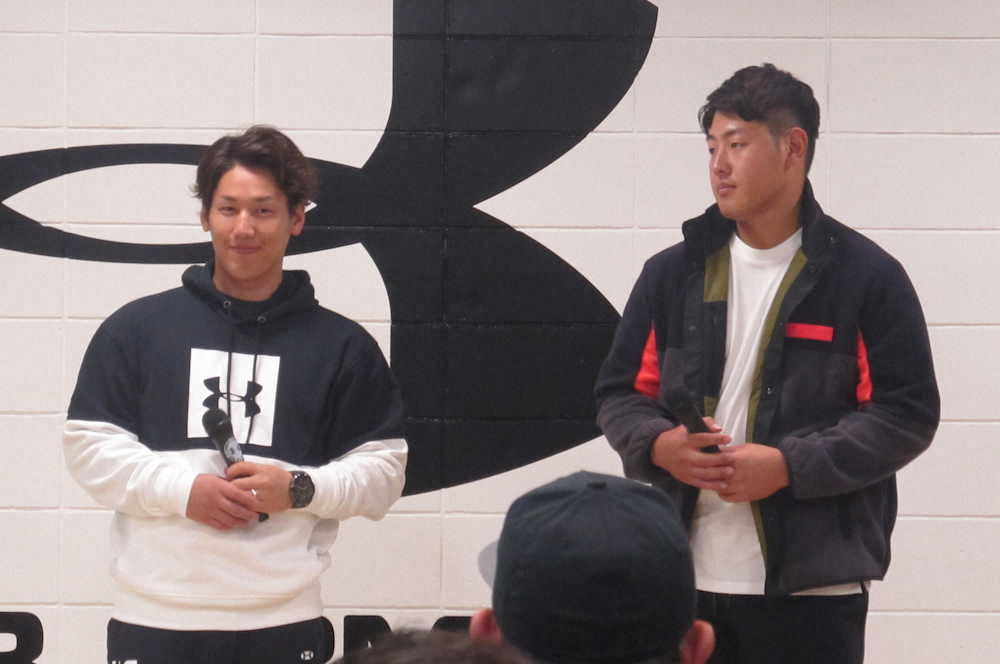 【画像・写真】トークショーに参加したオリックス・吉田正（左）と巨人・岡本　　　　　　　　　　　　　　　　　　　　　　　　　　