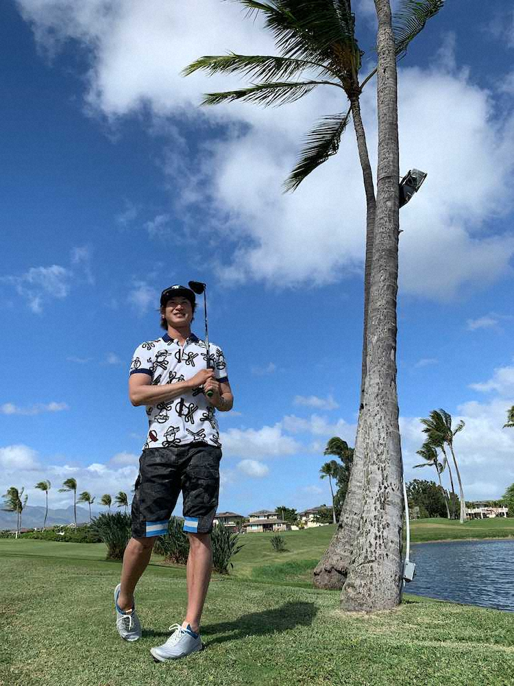 ハワイでゴルフをする西武・金子侑