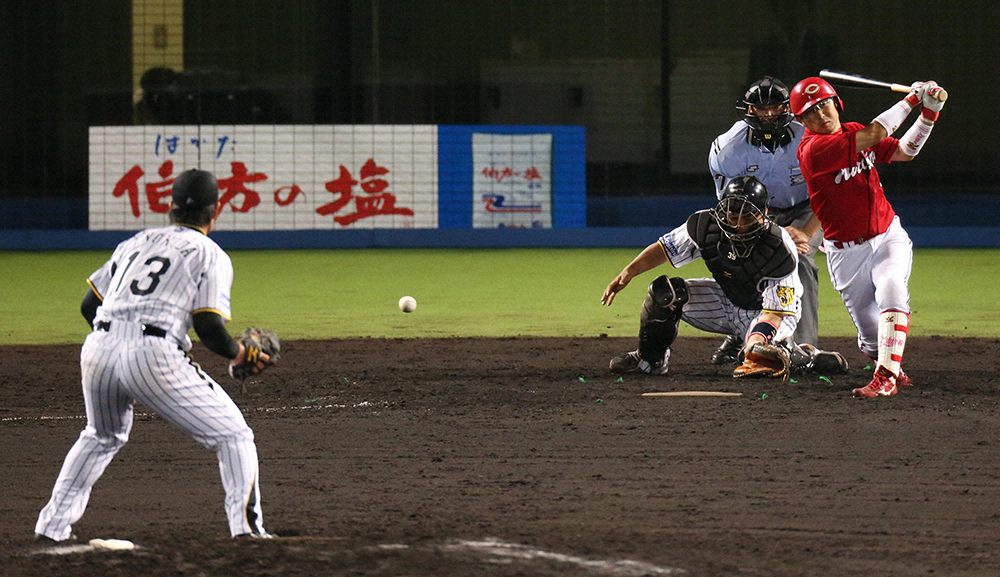 2012年7月3日の広島戦9回2死二、三塁、梵（右）の空振り三振を後逸する阪神・小宮山（投手・榎田）。振り逃げで2走者が還り逆転された