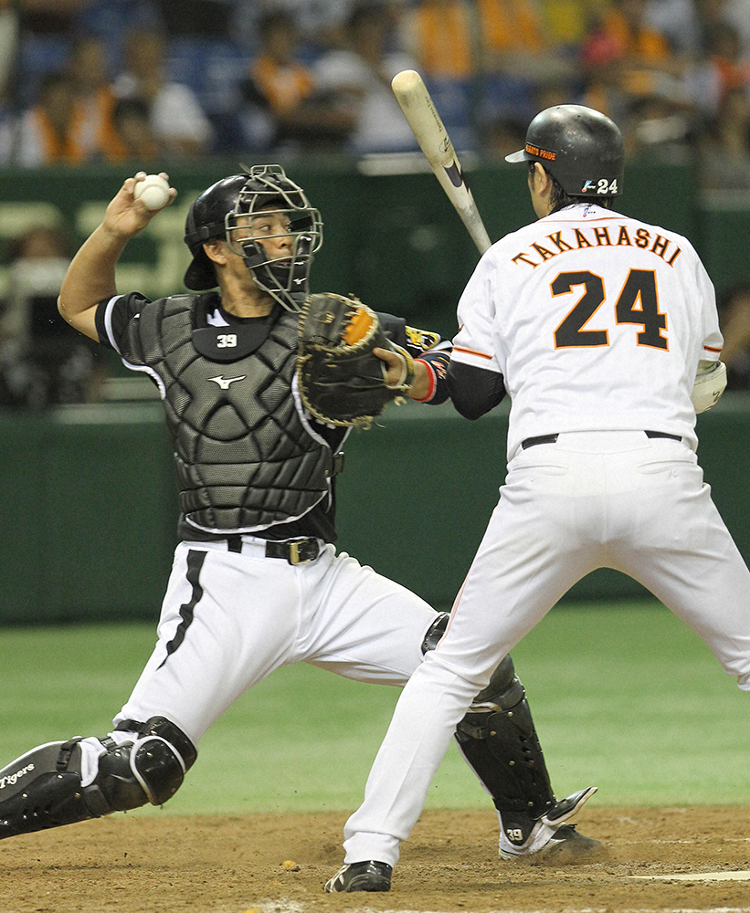 2012年8月7日の巨人戦9回無死一塁、鈴木の二盗を阻止する阪神・小宮山（左）打者・高橋