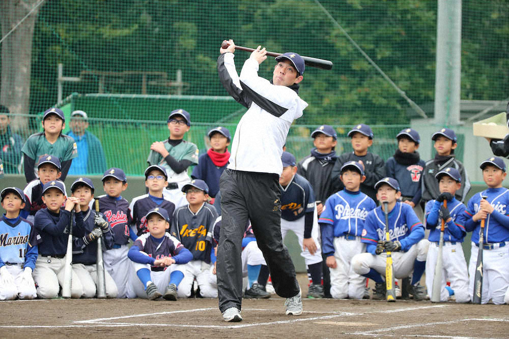 野球教室で子どもたちにバッティングを披露する秋山（撮影・会津　智海）