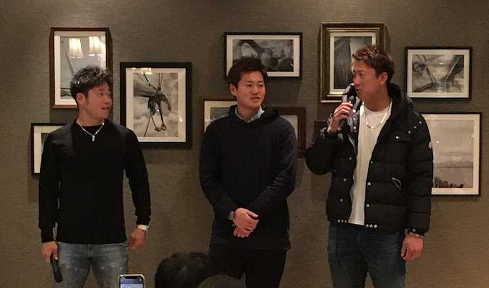 （左から）近藤、山田とファンミーティングに参加した杉本