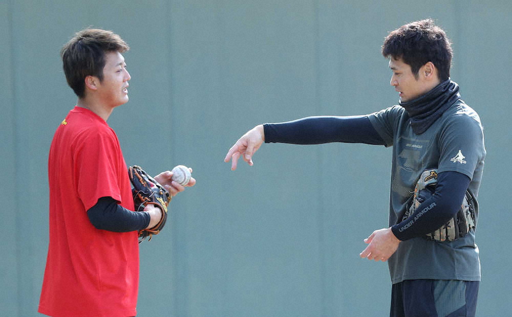 【画像・写真】キャッチボールの相手をした横山（左）と話す中田（撮影・成瀬　徹）　　　　　　