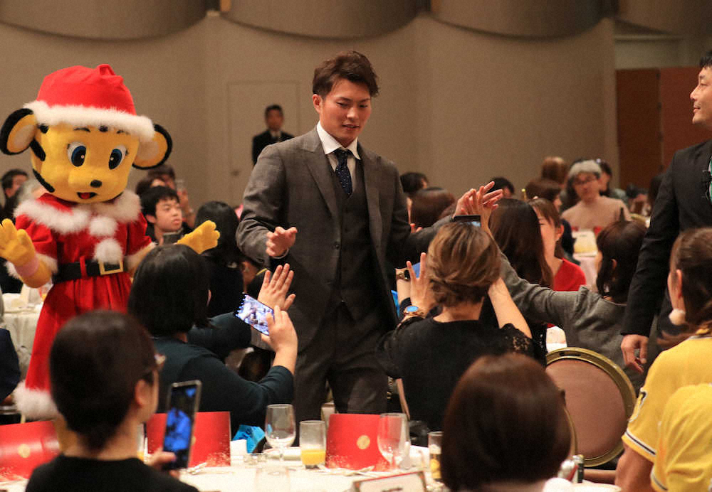 【画像・写真】場内をファンとハイタッチして回る北條（撮影・篠原岳夫）