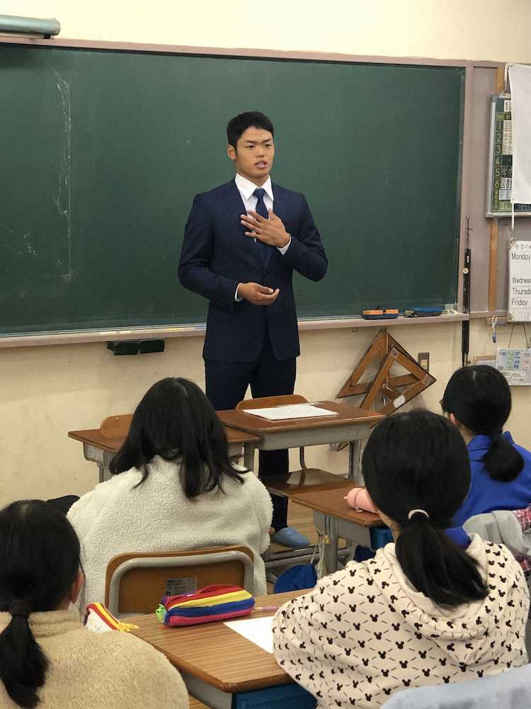 長野県千曲市立上山田小学校で、夢先生を務めた中日・根尾