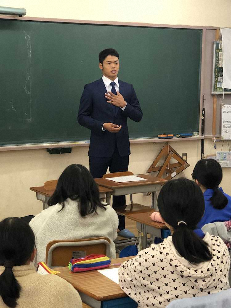 【画像・写真】長野県千曲市立上山田小学校で、夢先生を務めた中日・根尾