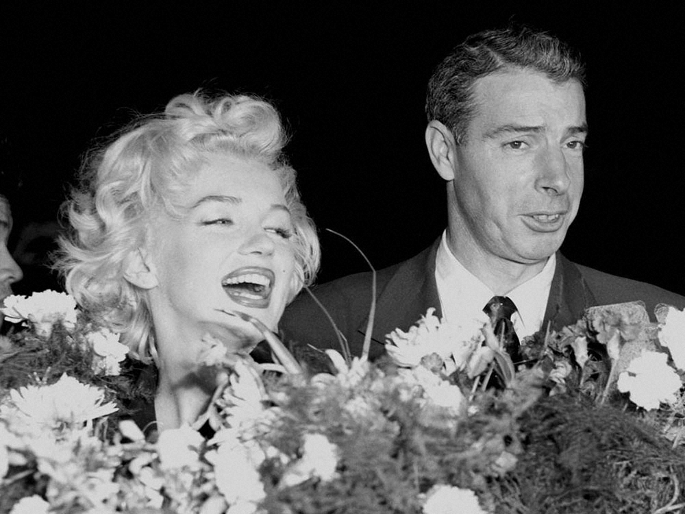 新婚旅行で日本に立ち寄ったマリリン モンローとジョー ディマジオ 羽田空港でタラップを下りかけるとモンローにファンが殺到 飛行機の非常口から脱出する騒動となった 1954年2月1日 スポニチ Sponichi Annex 野球
