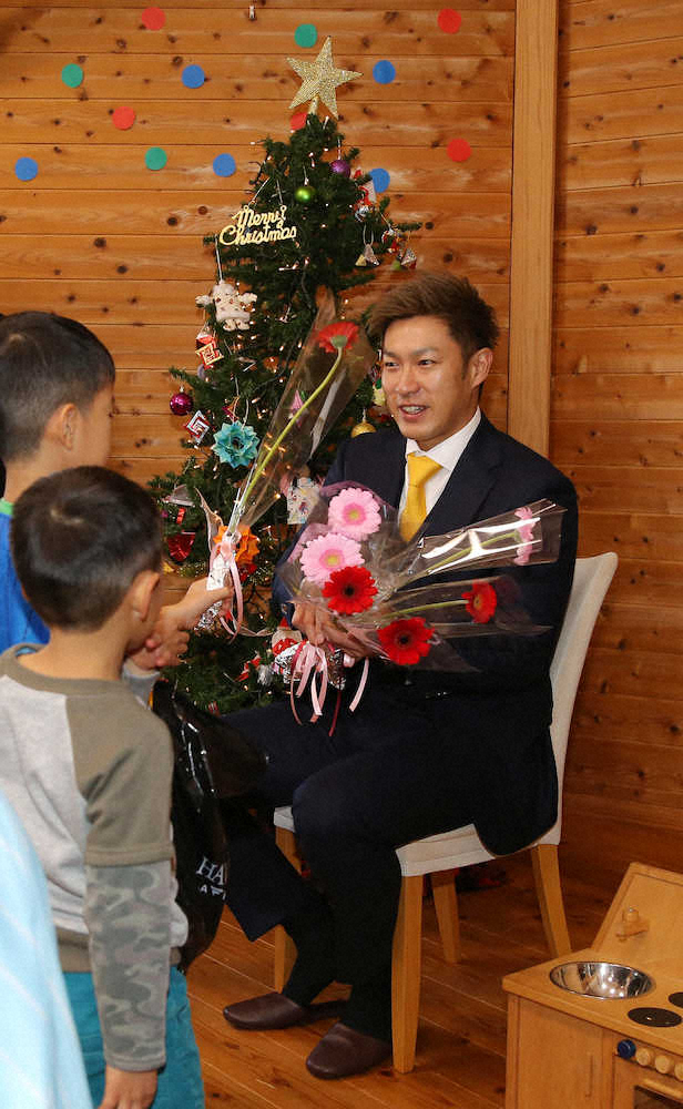 「SOS子ども村福岡」を訪問した柳田は子供からプレゼントをもらい笑顔（撮影・岡田　丈靖）